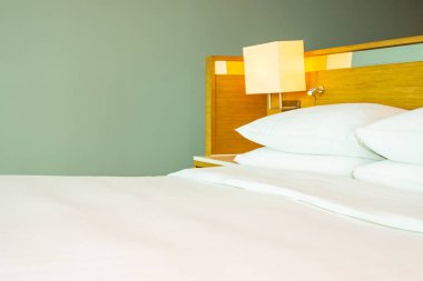 B yatak dekorasyonu üzerinde güzel lüks rahat beyaz yastık