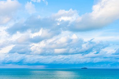 Beyaz bulut ile güzel panoramik manzara veya deniz manzarası okyanus