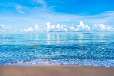 Beyaz bulut mavi gökyüzü ile güzel tropikal plaj deniz Okyanusu ve