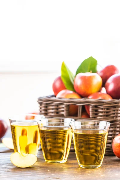 Apfelsaft im Glas mit Apfel im Korb — Stockfoto