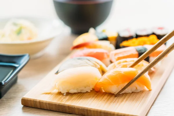 Gamberetti a guscio di tonno salmone e altri maki di sushi di carne — Foto Stock