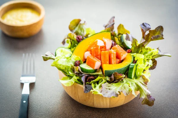 Caranguejo enfia carne com salada de legumes frescos com molho de maionese — Fotografia de Stock
