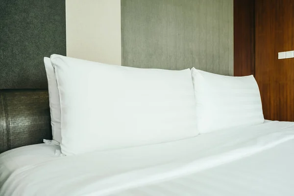 Travesseiro branco na decoração da cama no interior do quarto — Fotografia de Stock
