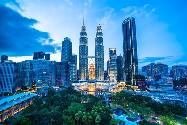 Beau bâtiment d'architecture extérieur dans la ville de Kuala Lumpur dans — Photo