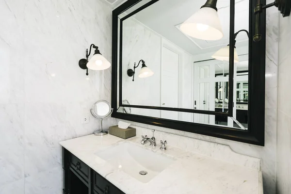 Hermoso lavabo blanco de lujo y facuet interior de agua de baño — Foto de Stock