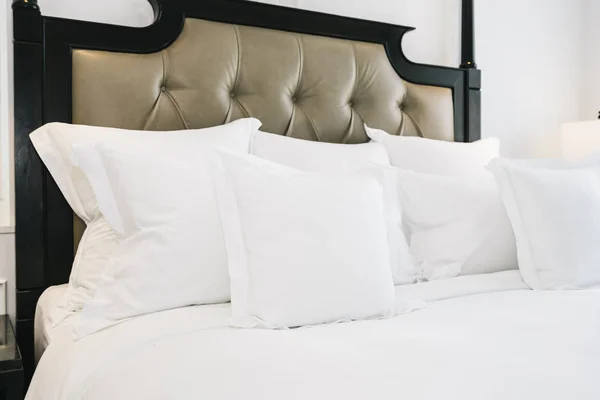 Mooie luxe comfortabele witte kussen op bed decoratie in b — Stockfoto