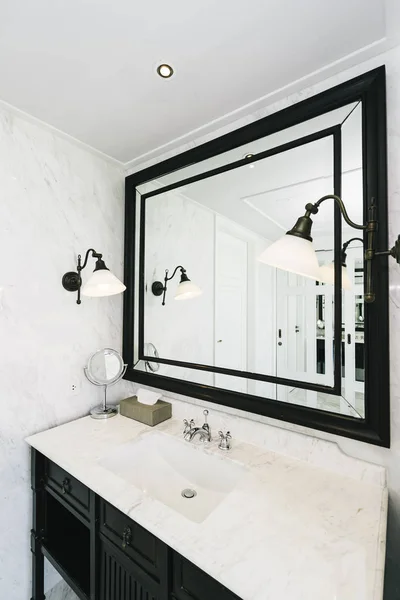 Schöne weiße Luxuswaschbecken und facuet Wasser Innenraum des Badezimmers — Stockfoto