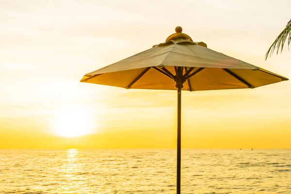Mooi landschap van zee oceaan op sky met parasol en stoel — Stockfoto