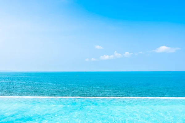 Hermoso paisaje de mar océano con piscina al aire libre en w —  Fotos de Stock