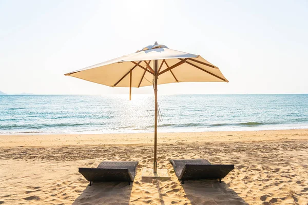 Sandalye şemsiye ve sk güzel plajı deniz okyanusta lounge — Stok fotoğraf