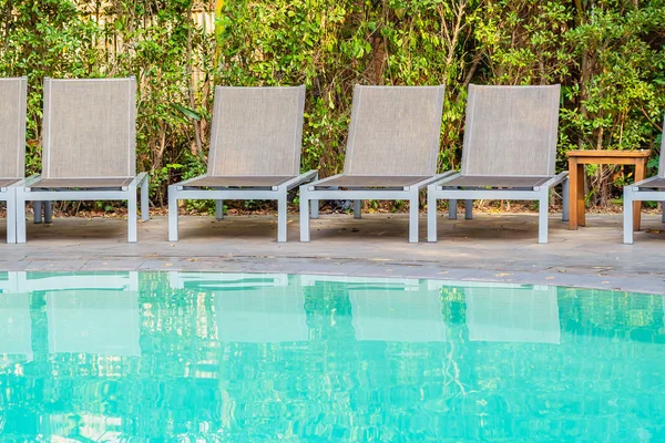 酒店度假村游泳池周围的空椅子 — 图库照片