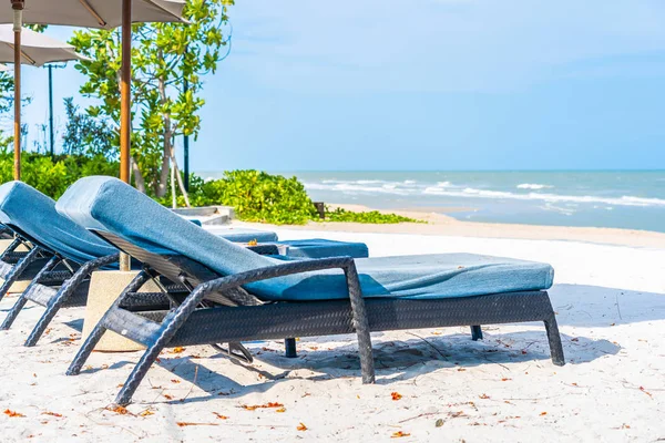 Sonnenschirm und Liegestuhl am Strand Meer Meer Meer mit blauem Himmel und weiß — Stockfoto