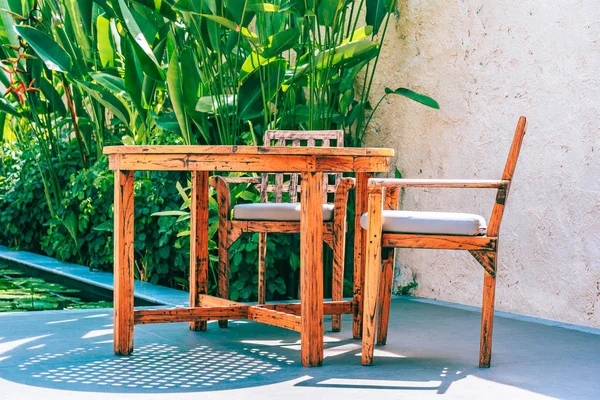 Table et chaise en bois décoration patio extérieur — Photo