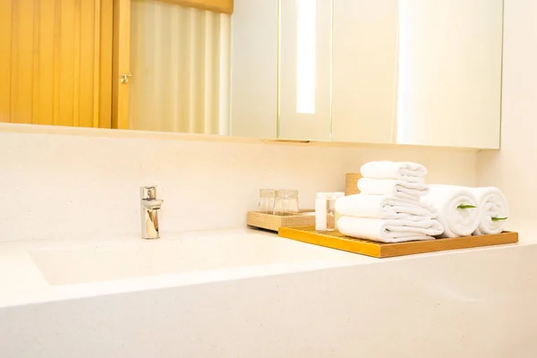 Белая раковина и кран воды кран украшения в ванной комнате — стоковое фото