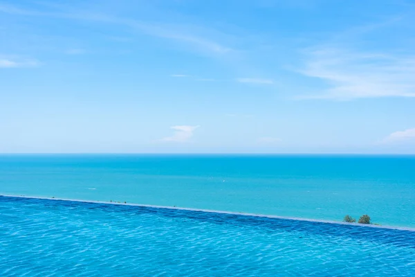 Hermoso paisaje al aire libre de la piscina infinita en el hotel r —  Fotos de Stock