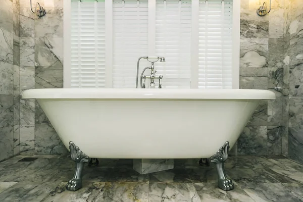 Hermosa elegancia de lujo bañera blanca y grifo de agua decorat —  Fotos de Stock