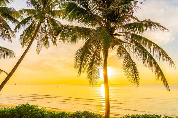 Beau paysage tropical extérieur de la mer plage océan avec coc — Photo