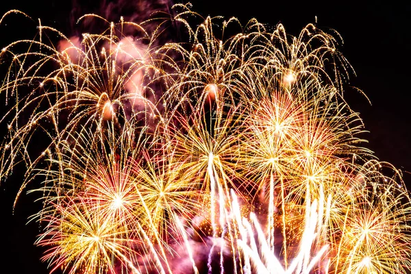 Schönes Feuerwerk am Himmel bei Nacht zur Feier — Stockfoto
