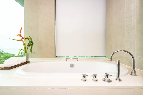 Belo luxo e limpa banheira branca decoração interior — Fotografia de Stock