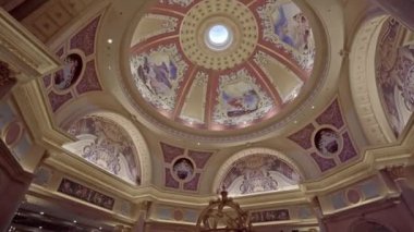 Çin, Macau - 8 Eylül 2018 Macao - Macao 'da alışveriş merkezi olan güzel lüks Venedik Otel ve Kumarhanesi