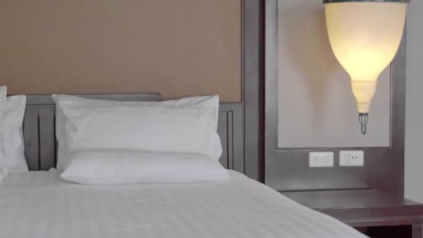 Съемка Роскошного Интерьера Спальни Отеля — стоковое видео