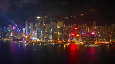 Geceleri modern Megalopolis Asya şehrinin pitoresk görüntüleri