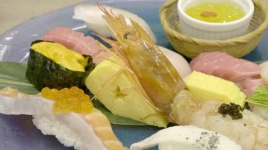 Japon usulü somon balığı karides karides karides kabuğu ve diğer saşimi balıklı Nigiri suşisinin görüntüleri.