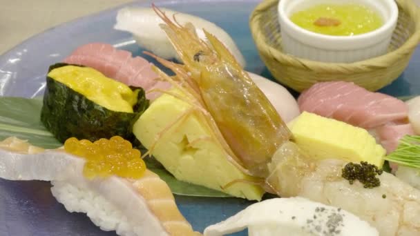 Filmato Del Sushi Nigiri Con Tonno Salmone Gamberetti Guscio Gamberetto — Video Stock