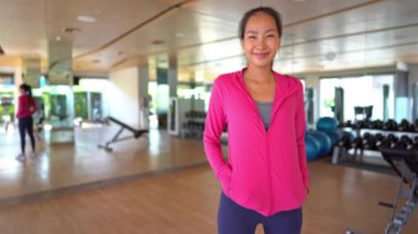 spor salonunda duran güzel Asyalı kadının görüntüleri