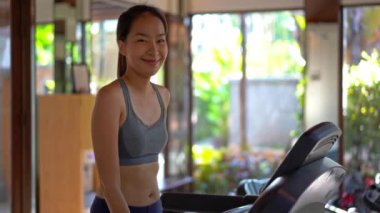 Spor salonunda eğitim güzel Asyalı genç kadın Görüntüleri 