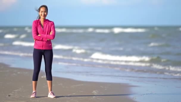 Filmaufnahmen Der Schönen Asiatischen Frau Der Schönen Küste — Stockvideo