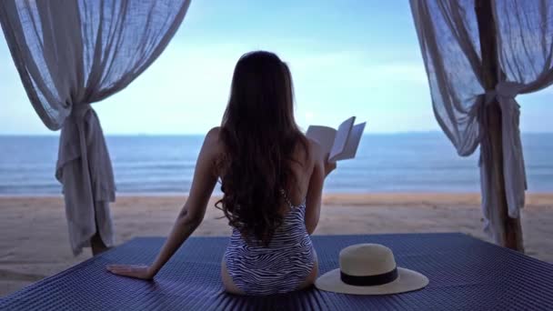 Beelden Van Mooie Aziatische Vrouw Lezen Boek Het Strand — Stockvideo