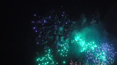 Gece gökyüzünde patlayan havai fişeklerin yakın çekim görüntüleri.