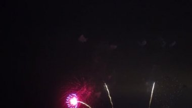 Gece gökyüzünde patlayan havai fişeklerin yakın çekim görüntüleri.