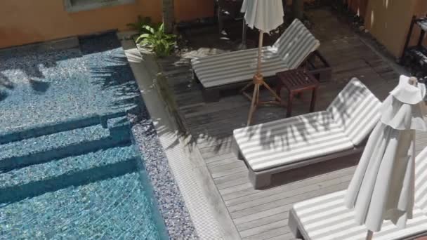 リゾートホテルの静かな映像空のプール — ストック動画