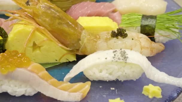 Aufnahmen Von Nigiri Sushi Mit Lachs Thunfisch Garnelen Garnelen Aal — Stockvideo