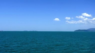 Güzel dalgalı denizin sakin görüntüleri.