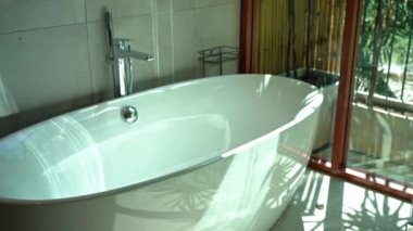 Modern apartman içindeki lüks banyo görüntüleri.