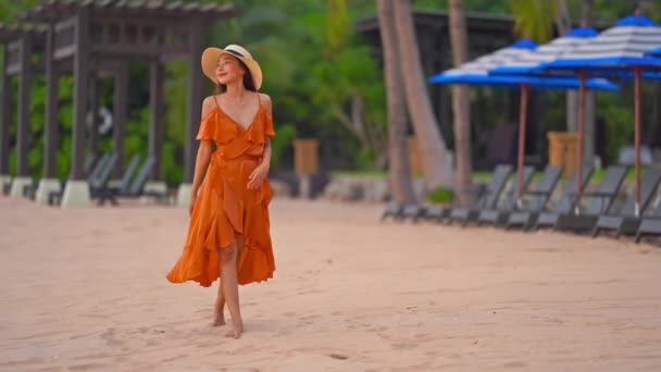 Beeldmateriaal Van Mooi Aziatisch Vrouw Kust Tijdens Zomer Vakantie — Stockvideo