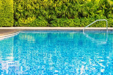 Yatak şezlong ve şemsiye ile güzel Açık Yüzme Havuzu