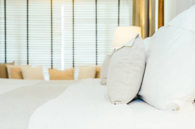 Beyaz yastık Yatak Dekorasyon güzel lüks yatak odasında Inter