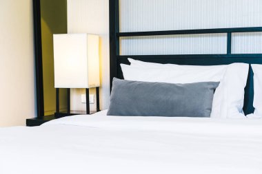 Hafif lamba ile yatakta güzel lüks rahat yastık