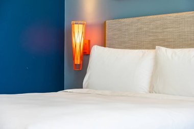 Yatak odasının iç dekorasyonunda yastık.