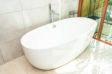 Beyaz lüks küvet banyo iç dekorasyonda