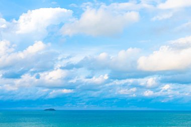 Beyaz bulut ile güzel panoramik manzara veya deniz manzarası okyanus