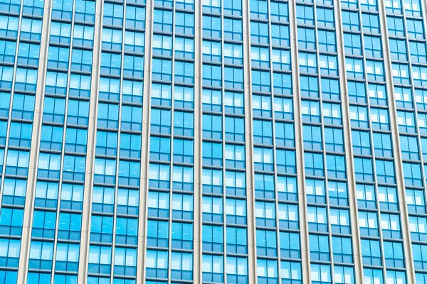 Arranha-céu bonito edifício de escritórios de arquitetura com janela gl — Fotografia de Stock