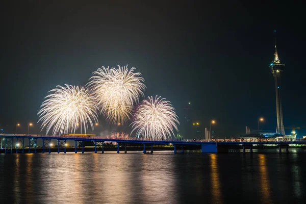 Belo fogo de artifício com torre de macau é marco da cidade de macau — Fotografia de Stock