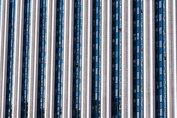 Schöner Bürohochhaus mit Fensterglas — Stockfoto