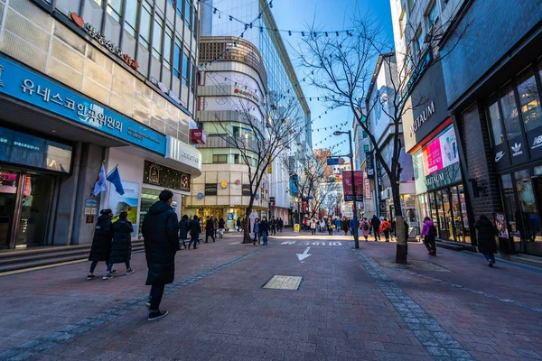 Seul, Coréia do Sul 10 dezembro 2018: Myeong dong mercado é o — Fotografia de Stock