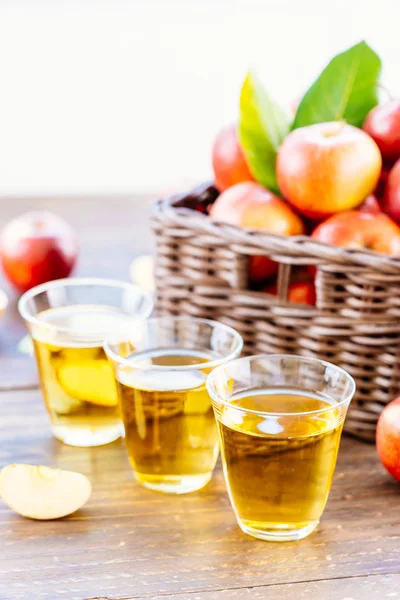 Jugo de manzanas en vaso con manzana en la cesta — Foto de Stock